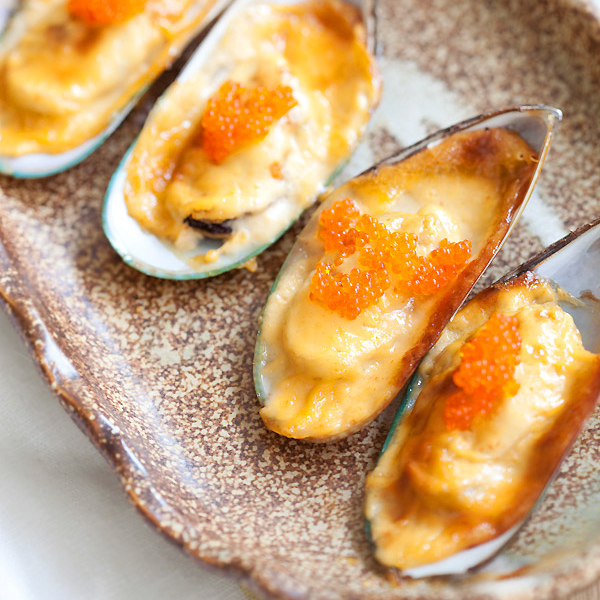 Cheese-Mayo Baked Mussels (Mussels Dynamite)