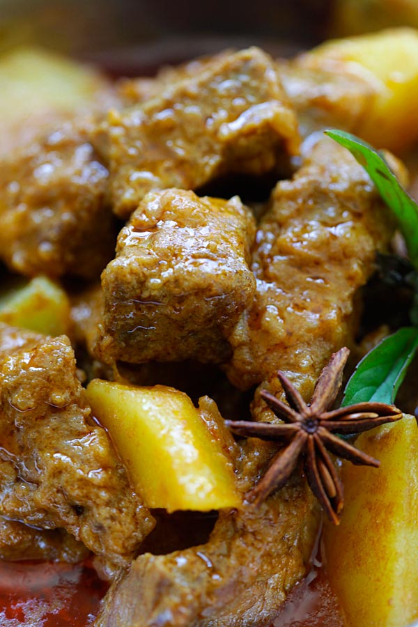 Beef Massaman Curry - crazy delicious Thai beef massaman curry. Learn how to make massaman curry with this easy and fail-proof recipe | rasamalaysia.com