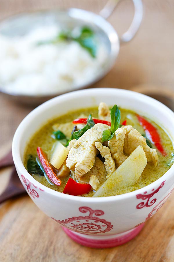 Thai Green Curry - delicious and easy green curry with chicken. Making green curry is so easy and takes only 20 min, and much cheaper than eating out | rasamalaysia.com