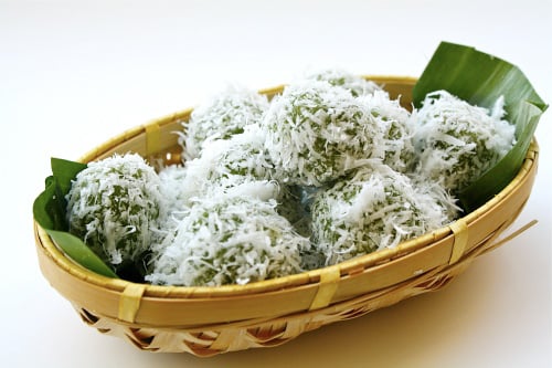 Onde-onde (Ondeh-ondeh) recipe - These cute little pastries are infused with pandan (screwpine leaf) juice and filled with “Gula Melaka” or palm sugar and then rolled in with some fresh grated coconut. | rasamalaysia.com