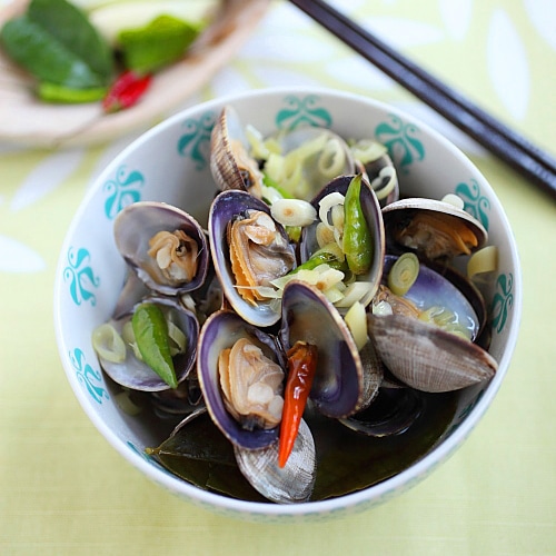 Thai-style Steamed Clams - this dish is everything Thai food is all about: hot, sour, aromatic, and addictive! | rasamalaysia.com