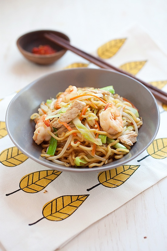 Chow Mein - quick, delicious and healthy Chinese noodles recipe that is MUCH better than takeout. Learn how to make chow mein at home | rasamalaysia.com