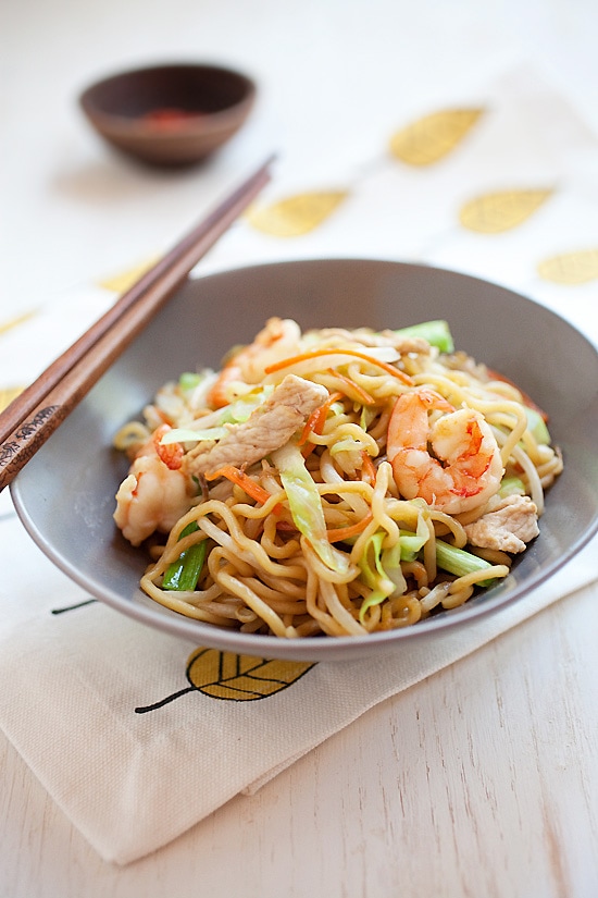 Chow Mein - quick, delicious and healthy Chinese noodles recipe that is MUCH better than takeout. Learn how to make chow mein at home | rasamalaysia.com