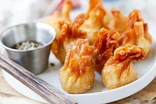 Chicken wontons - easiest and the best fried chicken wontons ever! Takes 20 mins to make including wrapping. Super crispy & yummy, get the easy recipe | rasamalaysia.com