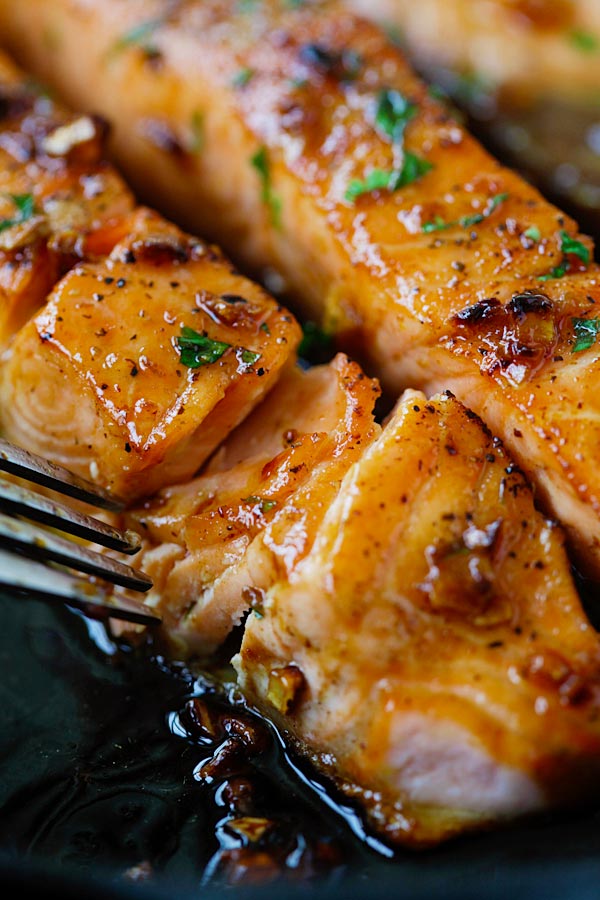 Honey Garlic Salmon – garlicky, sweet and sticky salmon with simple ingredients. Takes 20 mins, so good and great for tonight’s dinner | rasamalaysia.com