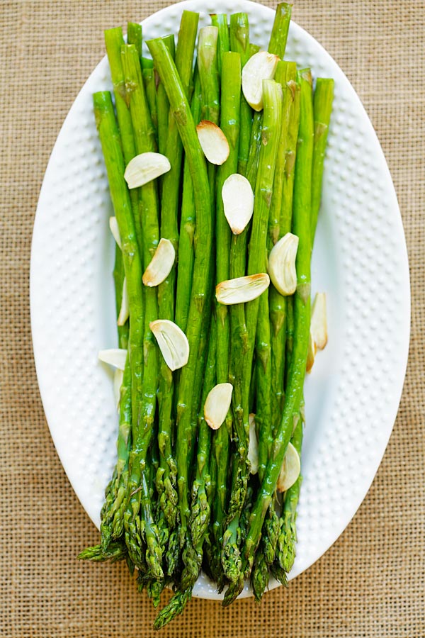 Garlic Roasted Asparagus - healthy oven-baked asparagus with garlic. Four ingredients and takes only 12 mins to make this quick and easy side dish | rasamalaysia.com