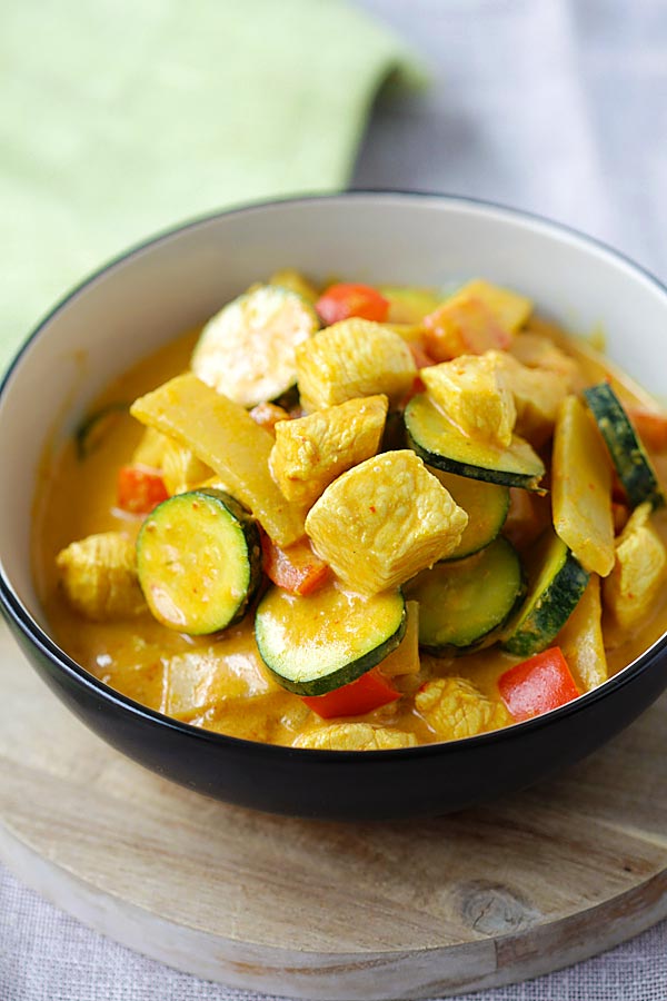 Thai Yellow Curry - creamy yellow curry recipe loaded with chicken, zucchini and bell peppers. So easy and much better than takeout | rasamalaysia.com
