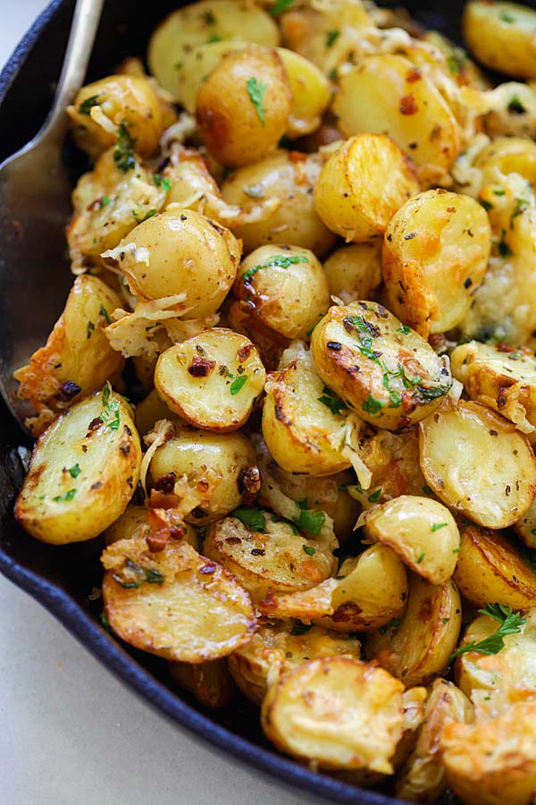 Italian Roasted Potatoes - buttery, cheesy oven-roasted potatoes with Italian seasoning, garlic, paprika and Parmesan cheese. So delicious | rasamalaysia.com