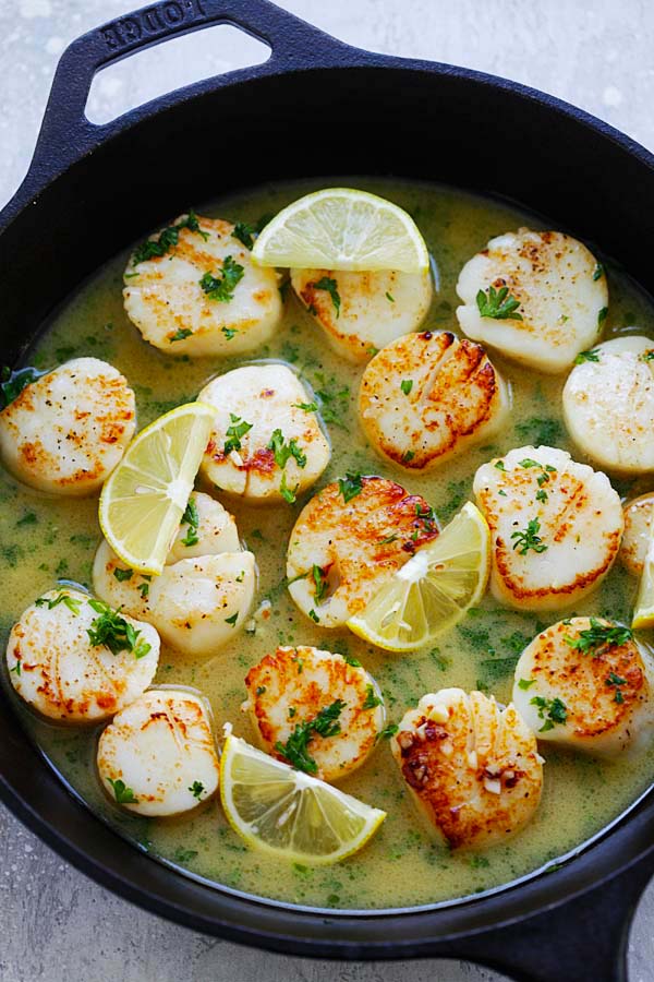 Garlic Butter Scallops with Lemon Sauce | Easy Delicious Recipes