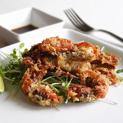 Typically found in Japanese restaurants, these homemade soft shell crabs are coated with panko, deep fried, and served with ginger ponzu sauce. | rasamalaysia.com