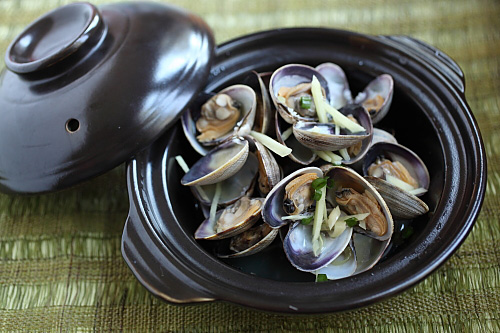 Drenched in Chinese cooking wine, these Manila Clams were bursting with natural sweetness of shellfish and oozed the rich aroma and fragrance of wine. | rasamalaysia.com