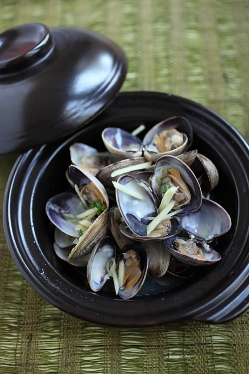 Drenched in Chinese cooking wine, these Manila Clams were bursting with natural sweetness of shellfish and oozed the rich aroma and fragrance of wine. | rasamalaysia.com