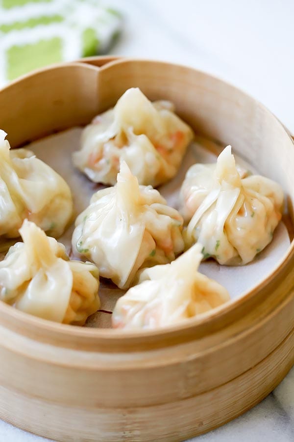 Super lekkere gestoomde garnalen wontons klaar om geserveerd te worden.