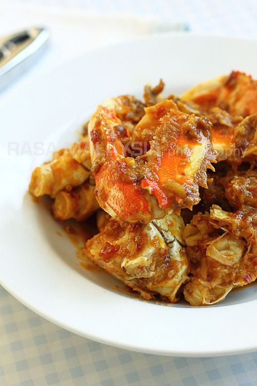 Chili Crab is a very popular dish in Malaysia and Singapore. This is an easy chili crab recipe that anyone can make at home. A family chili crab recipe. | rasamalaysia.com