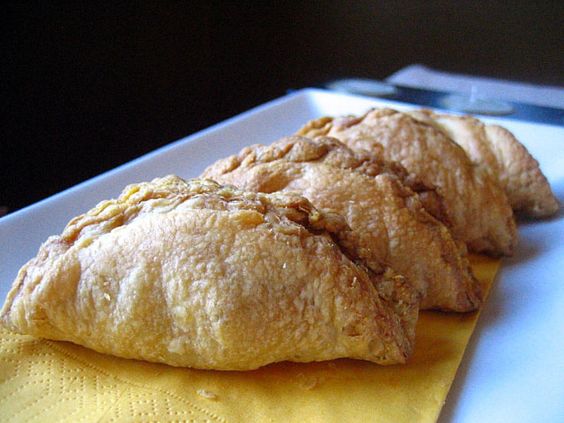 Curry Puff–a snack filled with curried potatoes commonly found in Malaysian and Singapore | rasamalaysia.com