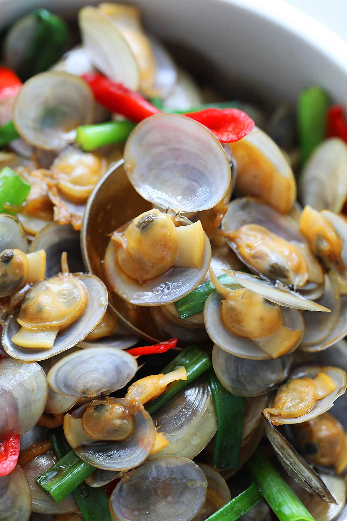 Stir fry lala clams with soy sauce and chili. 