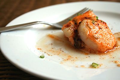 Baked Scallops with Creamy Spicy Sauce Recipe - perfectly baked scallops (the golden brown mayonnaise topping is strutting its stuff) with enoki mushrooms in creamy spicy sauce. | rasamalaysia.com