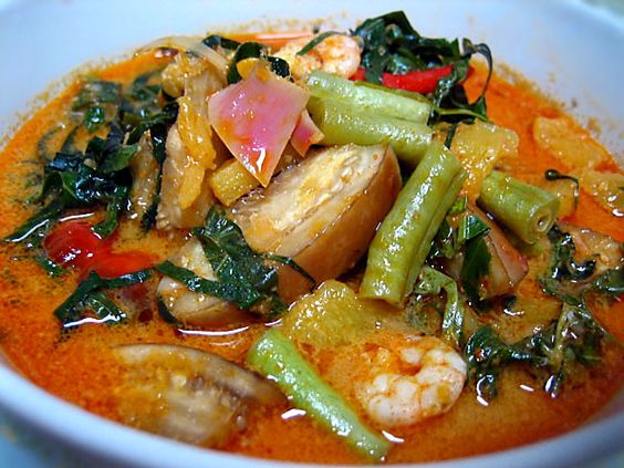 Nyonya food is the food of Peranakan people of Malaysia and Singapore. It uses mainly Chinese ingredients but blends them with Southeast Asian spices such as coconut milk, lemon grass, turmeric, screwpine leaves, chillies and sambal. | rasamalaysia.com