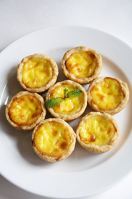 I made these mini Portuguese egg tarts for a birthday party a couple of days ago and I just have to share the pictures above with you because they are simply too cute. | rasamalaysia.com