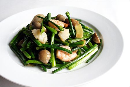 Stir-fried Chive Buds Recipe - For this recipe, I used some straw mushrooms, scallops, and shrimps. Toss in some oyster sauce, sesame oil, Shaoxing wine and you will have a restaurant quality stir-fried dish. | rasamalaysia.com