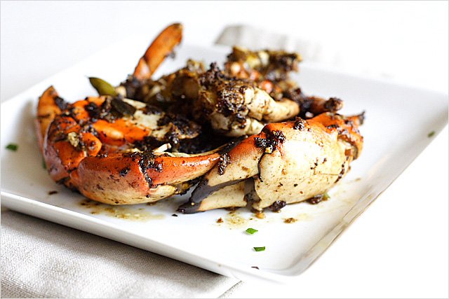 Black Pepper Crab recipe - It’s over-the-top delicious and as good as (if not better than) what you get from restaurants. A must-try. | rasamalaysia.com