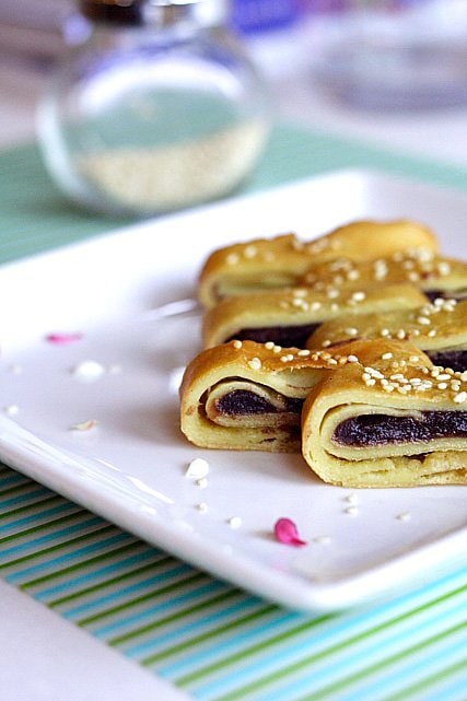 Red bean paste pancakes recipe (豆沙锅饼). Learn how to make red bean pancakes with this easy recipe. Makes crispy and tasty Chinese red bean pancakes. Must try. | rasamalaysia.com