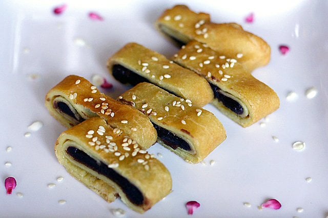 Red bean paste pancakes recipe (豆沙锅饼). Learn how to make red bean pancakes with this easy recipe. Makes crispy and tasty Chinese red bean pancakes. Must try. | rasamalaysia.com