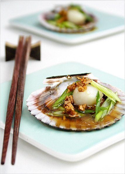 Steamed Scallops with Soy Sauce and Garlic Oil Recipe | rasamalaysia.com