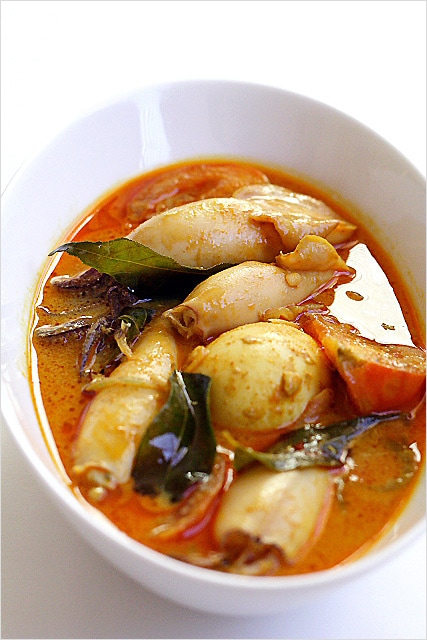 Squid Curry (Indian Gulai Sotong) recipe - Curry leaves impart a highly aromatic flavor to the curry and the spice seeds add that signature and unmistakable Indian curry kick. | rasamalaysia.com