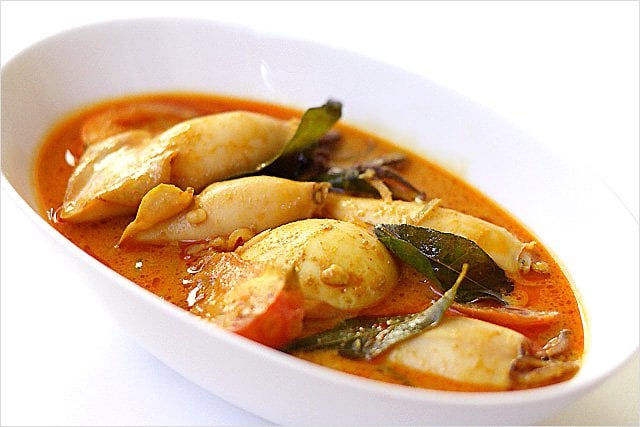 Squid Curry (Indian Gulai Sotong) recipe - Curry leaves impart a highly aromatic flavor to the curry and the spice seeds add that signature and unmistakable Indian curry kick. | rasamalaysia.com