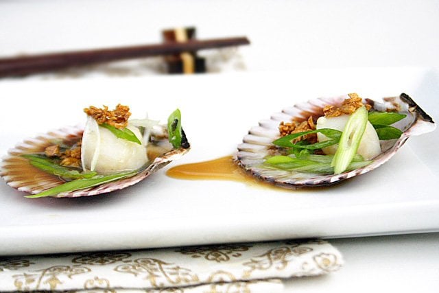 Steamed Scallops with Soy Sauce and Garlic Oil Recipe | rasamalaysia.com