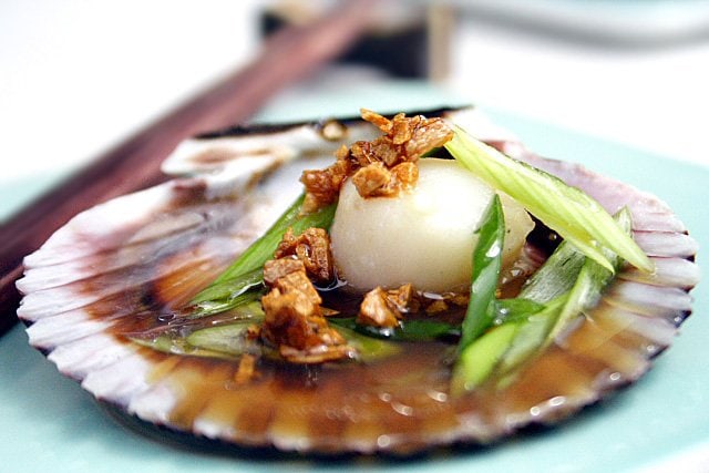 Steamed Scallops with Soy Sauce and Garlic Oil Recipe | rasamalaysia.com