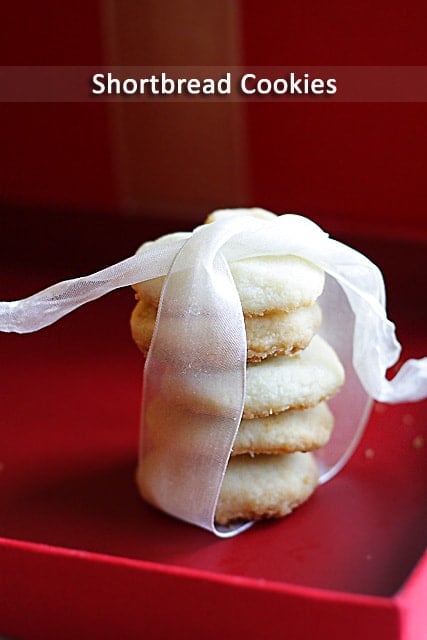 Shortbread Cookies - easy and amazing, buttery and crispy shortbread cookies that you should bake this holiday | rasamalaysia.com