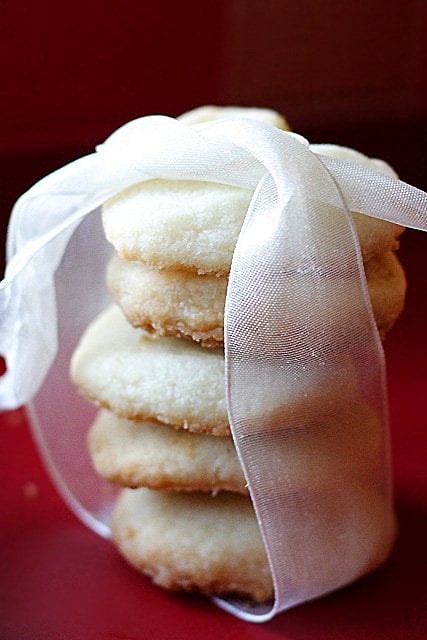 Shortbread Cookies - easy and amazing, buttery and crispy shortbread cookies that you should bake this holiday | rasamalaysia.com