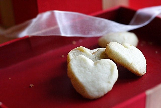 Shortbread Cookies - easy and amazing, buttery and crispy shortbread cookies that you should bake this holiday | rasamalaysia.com