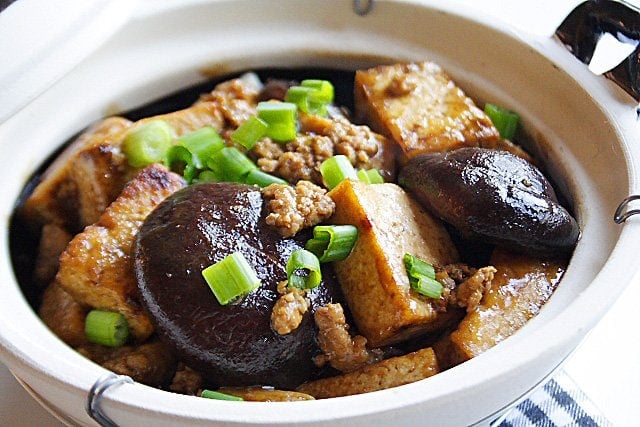 Hong Kong Recipe : Stewed Straw Mushrooms with Roasted Pork 