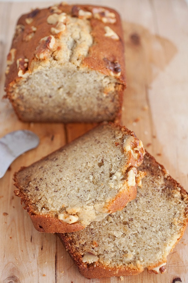Easy and delicious banana bread topped with almond nuts.