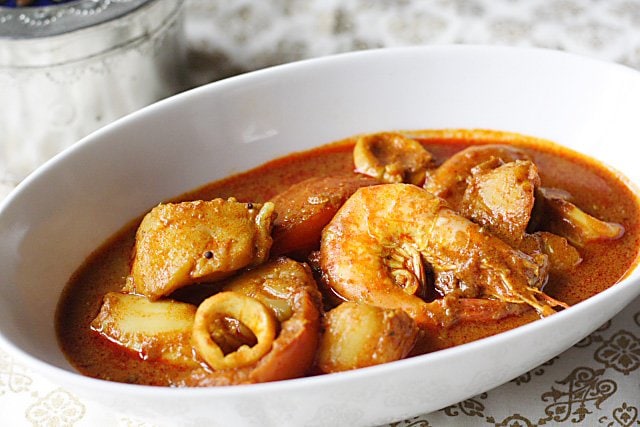 Seafood Curry Recipe (Malaysian Indian-Style):  The cooking style originated from the southern part of India, but had since been localized to a Malaysian taste. | rasamalaysia.com