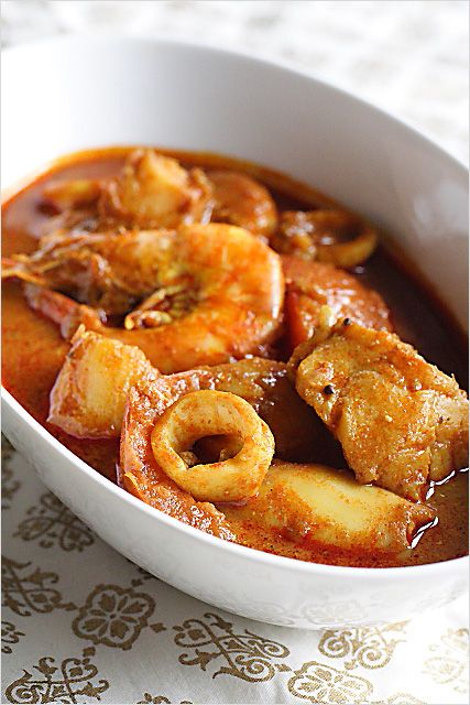 Seafood Curry Recipe (Malaysian Indian-Style):  The cooking style originated from the southern part of India, but had since been localized to a Malaysian taste. | rasamalaysia.com