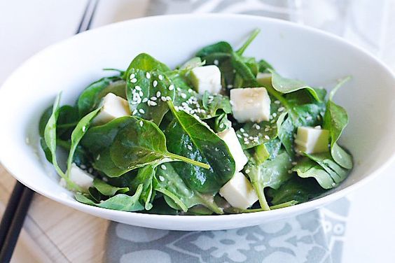 Start your healthy eating diet today with a bowl of this pleasing, fresh, and delicious spinach and tofu salad with sesame miso dressing–a wonderful salad served at my favorite Japanese joint. | rasamalaysia.com