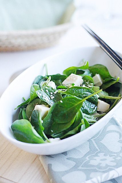 Start your healthy eating diet today with a bowl of this pleasing, fresh, and delicious spinach and tofu salad with sesame miso dressing–a wonderful salad served at my favorite Japanese joint. | rasamalaysia.com