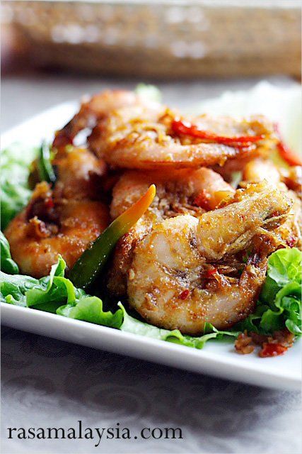 Satay Prawns (Prawns with Spicy Peanut Sauce) recipe - Get some medium size shrimps with the head and shell on, coat them with some corn flour, deep fried to golden crunchiness, and then toss them lightly with the spicy satay sauce/peanut sauce in the wok. That’s it. It’s that simple! | rasamalaysia.com