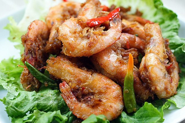 Satay Prawns (Prawns with Spicy Peanut Sauce) recipe - Get some medium size shrimps with the head and shell on, coat them with some corn flour, deep fried to golden crunchiness, and then toss them lightly with the spicy satay sauce/peanut sauce in the wok. That’s it. It’s that simple! | rasamalaysia.com
