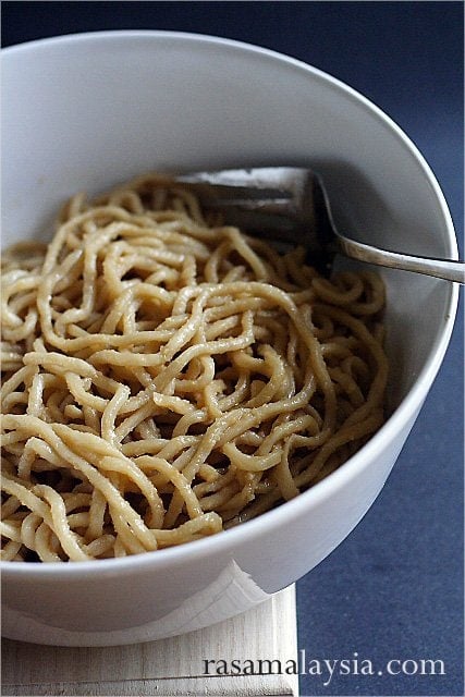 Delicious garlic noodle in a bowl. 