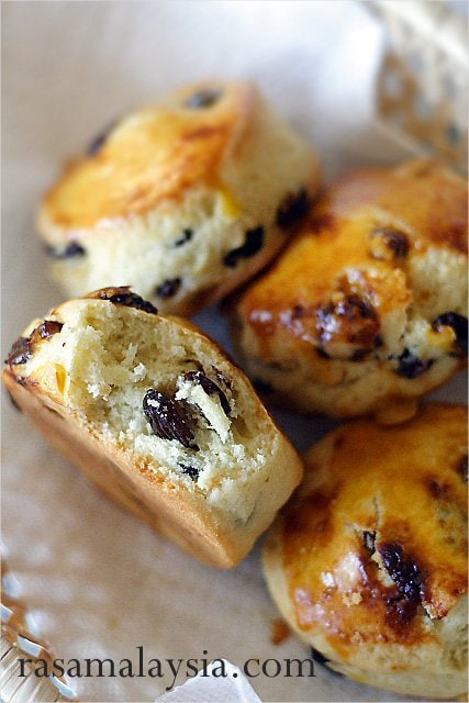 If you like raisins and scones. You will love this simple, irresistible, and delicious raisin scones recipe. These raisin scones are to die for. | rasamalaysia.com