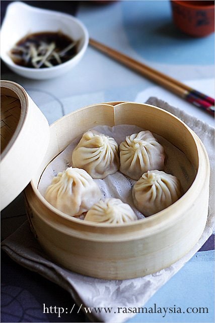 Eating Xiao Long Bao (Shanghai Soup Dumplings)  Easy 