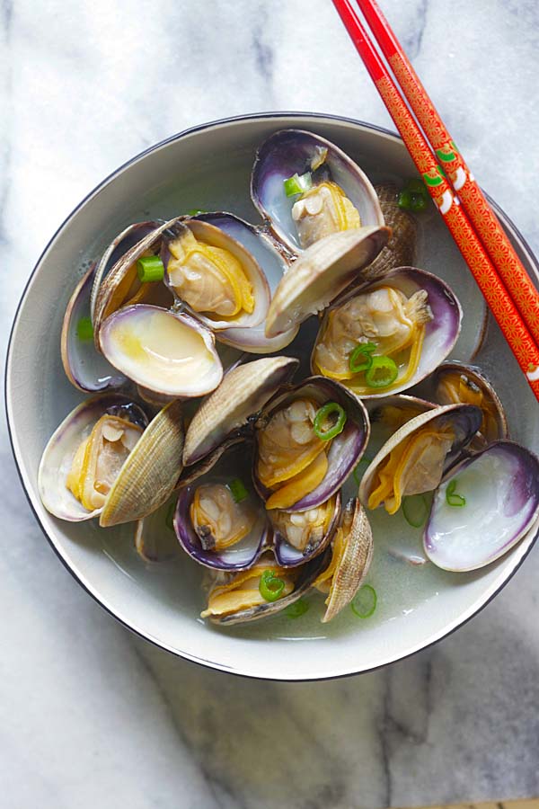 Quick and easy Japanese steamed clams with butter, Japanese sake and mirin.
