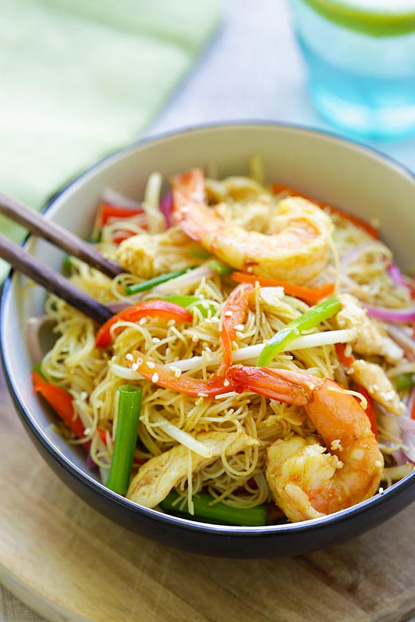 Singapore noodles recipe with chicken, shrimp and vegetables.