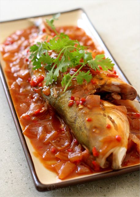 This sweet and sour fish dish is that simple and yet it left me gastronomically satisfied. Find it hard to believe? Well, give the following sweet and sour fish recipe a try then! | rasamalaysia.com