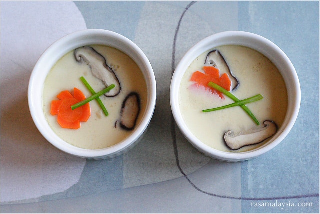 Chawanmushi or steamed egg custard (茶碗蒸し) is a popular Japanese dish, one that is mostly ordered as an appetizer at Japanese restaurants. | rasamalaysia.com